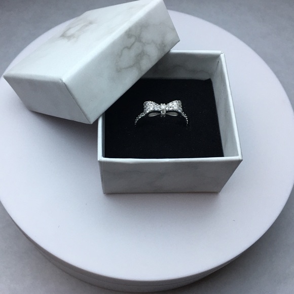 VIDEO LISTING Dainty Bow Ring - Picture 5 of 17